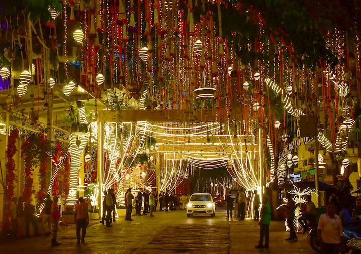 जियो वर्ल्ड सेंटर (शादी का आयोजन स्थल) के पास की सड़कें 12 जुलाई से 15 जुलाई, 2024 तक दोपहर 1 बजे से आधी रात के बीच केवल शादी में शामिल होने वाली गाड़ियों के लिए खुली होंगी. ऐसा इसलिए क्योंकि 12 जुलाई को शादी के बाद आशीर्वाद देने वाला प्रोग्राम और रिसेप्शन भी रखा गया है, जिसको लेकर ट्रैफिक एडवाइजरी जारी की गई है.