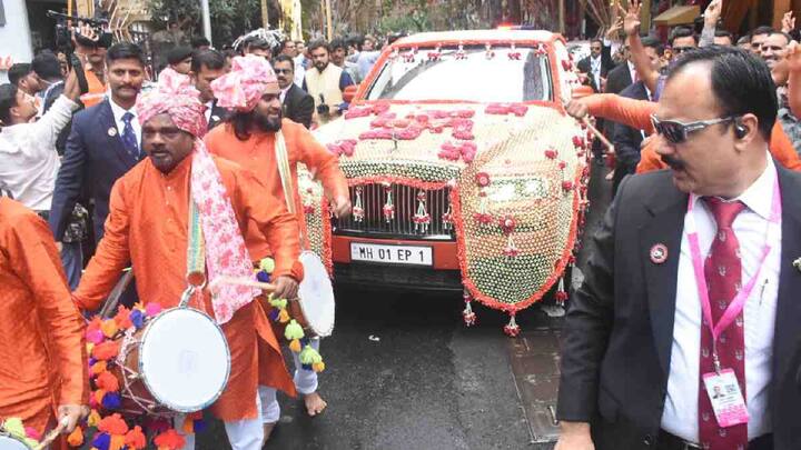 अनंत अंबानी सजवलेल्या गाडीतून आणि ढोल-ताशांसह जिओ वर्ल्ड सेंटरसाठी वरात घेऊन निघाला आहे.