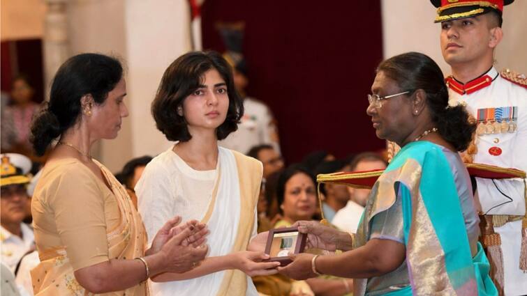 Captain Anshuman Singh Parents Allege Daughter In Law Took Kirti Chakra Seek Change In Army NOK Rule Captain Anshuman Singh's Parents Allege Daughter-In-Law Took Away Son's Kirti Chakra, Seek Change In Army's NOK Rule