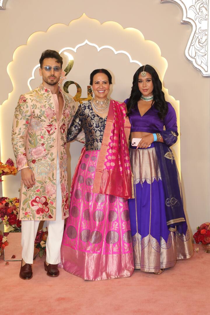 Tiger Shroff attended the wedding with his mother and sister.