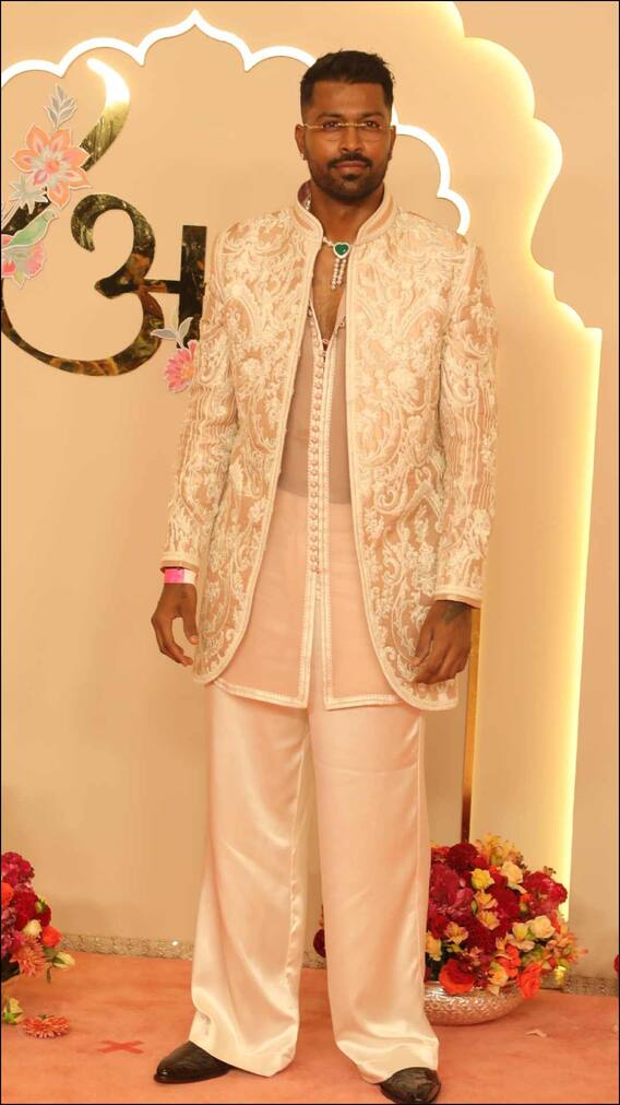 इडों वेसटर्न लुक में अनंत-राधिका की शादी में पहुंचे हार्दिक, नताशा रहीं गायब!