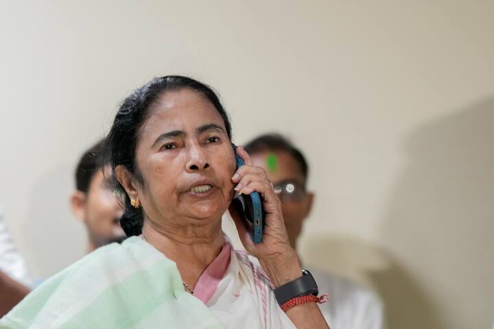 ममता बनर्जी के मुताबिक, शुक्रवार (12 जुलाई, 2024) को वह कारोबारी मुकेश अंबानी के बेटे अनंत अंबानी की शादी (राधिका मर्चेंट से) में हिस्सा लेने के लिए देश की आर्थिक राजधानी मुंबई पहुंचेंगी.