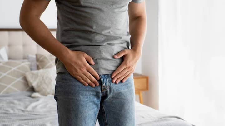 यूटीआई यानि यूरिन इंफेक्शन से परेशानी से जूझ रहे हैं लोगों को अक्सर पेशाब रुक-रुक कर आती है. इसके अलावा अगर शरीर पर ऐसे लक्षण दिखाई दे रहे हैं तो कई सारी गंभीर बीमारी हो सकती है.