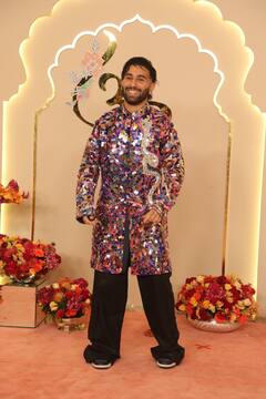 क्रिती, ओरी आणि वरून धवन पोहचले अनंत-राधिकाच्या लग्न सोहळ्यात!