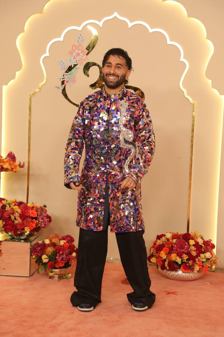 अनंत आणि राधिका अंबानीचा आज मुंबईत शाही विवाह सोहळा आहे.या विवाह सोहळ्यासाठी देशातील राजकीय पक्षांचे प्रमुख नेते उपस्थित आहे.