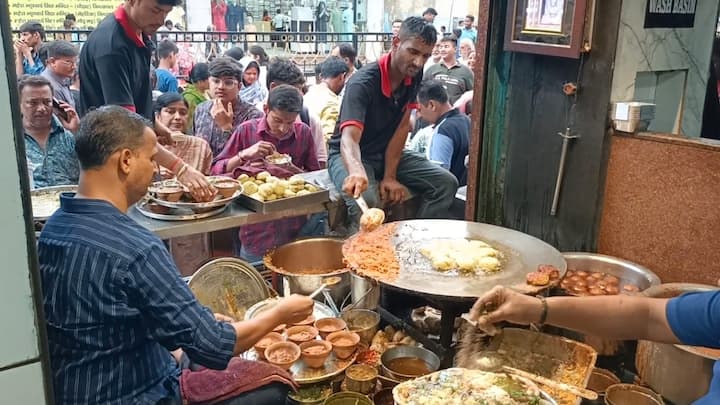 अंबानी के शादी में आए मेहमान बनारस के मशहूर 7 प्रकार के चाट का स्वाद चखेंगे. इस बनारसी चार्ट का आर्डर नीता अंबानी ने अपने वाराणसी दौरे के दौरान दिया था. इसके बाद से यह चार्ट भंडार सुर्खियों में है.