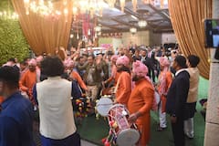 Anant Ambani Wedding: అంటీలియా నుంచి పెళ్లి మండపానికి బయల్దేరిన అనంత్ అంబానీ- బ్యాండ్ బాజా బరాత్ తో బంధువుల సందడి