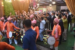 Anant Ambani Wedding: అంటీలియా నుంచి పెళ్లి మండపానికి బయల్దేరిన అనంత్ అంబానీ- బ్యాండ్ బాజా బరాత్ తో బంధువుల సందడి