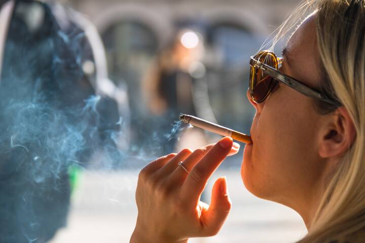 For years, when it comes to the harm caused by smoking, we only talk about the lungs and the body, but an American professor said that the dangerous effects of smoking are visible on the brain.