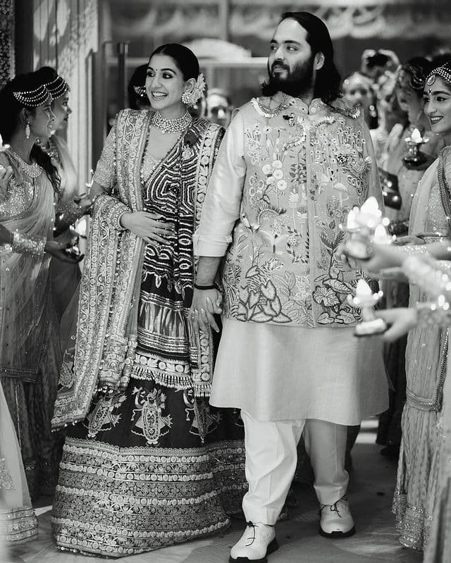 ধনকুবের মুকেশ অম্বানির ছোট ছেলে অনন্ত ও ফার্মা টাইকুন বীরেন ও শায়লা মার্চেন্টের কন্যা রাধিকার বিয়ে ঘিরে সেজে উঠেছে মুম্বই। মাসব্যাপী গ্ল্যামার ও তারকাখচিত বিয়ে সত্যিই একটি ব্যয়বহুল বিষয়। মিডিয়া রিপোর্ট বলছে, অম্বানি পরিবারের বিয়েতে খরচ হয়েছে 5,000 কোটি টাকা। তবে এটি অম্বানি পরিবারের মোট সম্পদের মাত্র ০.০৫ শতাংশ।