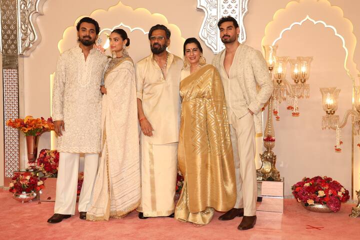 Entire Shetty clan including KL Rahul pose together.