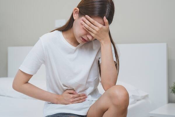 Kidney infection: If urine comes intermittently, there may be a kidney problem. In case of kidney disease, there is also a problem in using the toilet. There may also be complaints of pain and burning sensation while urinating.