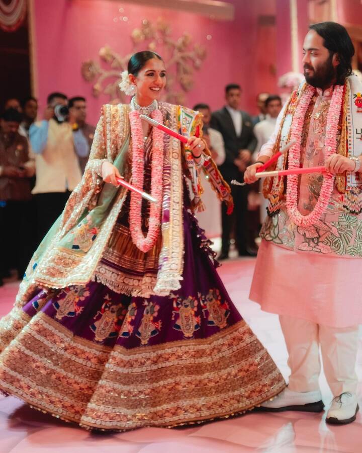 अनंत अंबानी और राधिका मर्चेंट की शादी से पहले कई रस्में निभाई गईं. इन रस्मों की अब कुछ इनसाइड तस्वीरें सामने आई हैं जो बेहद खूबसूरत हैं.बता दें कि ये अनसीन तस्वीरें अनिल कपूर की छोटी बेटी रिया कपूर ने अपने इंस्टाग्राम पर शेयर की हैं.