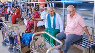 Madurai Airport: அயோத்தி அழைத்து செல்வதாக மோசடி; போலி டிக்கெட்டுடன் வந்த பயணிகள் ஏமாற்றம் - நடந்தது என்ன?