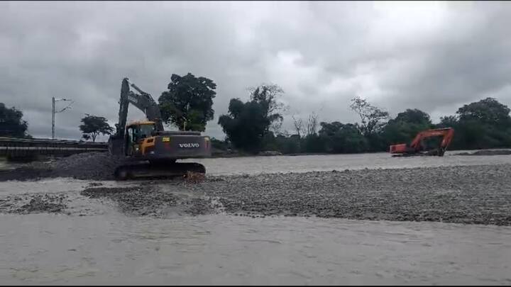 অন্যদিকে পশ্চিমবঙ্গের পার্বত্য এলাকাগুলিতে ধসের সম্ভাবনা আরও প্রবল হয়েছে । আগামী সপ্তাহে পরিস্থিতির কিছুটা উন্নতি হতে পারে উত্তরবঙ্গে।