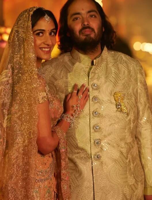 किम कार्दशियन, ख्लोए कार्दशियन, ब्रिटेन के पूर्व प्रधान मंत्री बोरिस जॉनसन, पश्चिम बंगाल की मुख्यमंत्री ममता बनर्जी, राम चरण और उनकी पत्नी उपासना, शाहरुख खान और उनका परिवार, सलमान खान सहित देश और दुनिया भर के तमाम दिग्गत इस शाही शादी में शरीक होंगे.