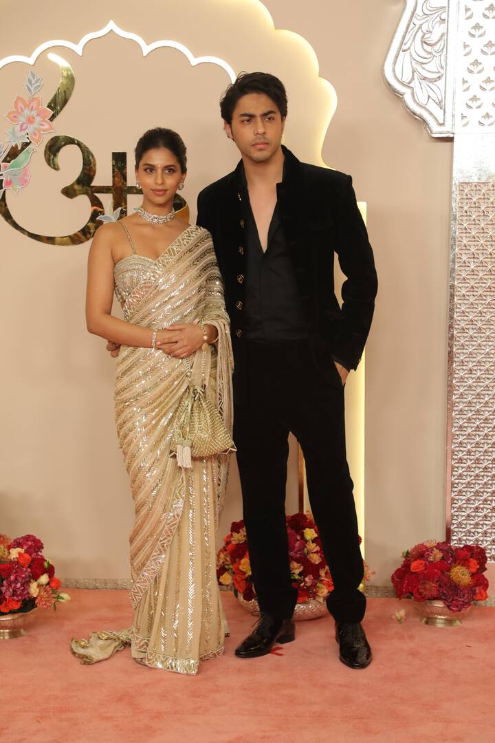 Suhana Khan and brother Aryan Khan pose together.