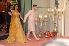Anant Ambani Radhika Merchant Wedding: पति निक संग देसी अवतार में पहुंचीं प्रियंका चोपड़ा, डीपनेक ब्लाउज और येलो लहंगे में ढाया कहर
