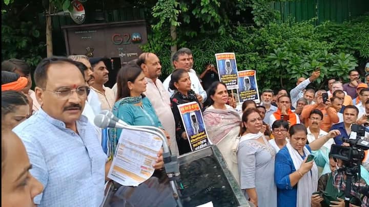 BJP Protest: दिल्ली में बिजली के बिलों पर लगाए गए पीपीएसी और पेंशन ट्रस्ट चार्ज का मामला सियासी रूप लेता जा रहा है. बीजेपी और कांग्रेस ने इसको लेकर दिल्ली की AaP सरकार के खिलाफ मोर्चा खोल दिया है.
