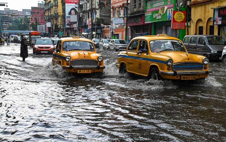 অবশেষে দক্ষিণবঙ্গে বর্ষার প্রভাব স্পষ্ট।  শুক্রবার সারাদিনই আকাশের মুখ ভার। কলকাতা সহ বিভিন্ন জেলাতেই বৃষ্টি চলবে আজ ও কাল।