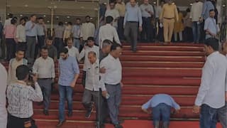 Aaditya Thackeray: अधिवेशनाचा शेवट दिवस, आदित्य ठाकरे विधानभवनाच्या पायऱ्यांवर नतमस्तक!
