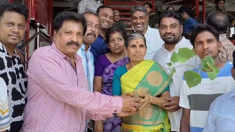 Kamal Haasan fans distributed saplings to those who came to watch Indian 2 movie Coimbatore TNN Indian 2: இந்தியன் 2 படம் பார்க்க வந்தவர்களுக்கு மரக்கன்றுகளை வழங்கிய கமல்ஹாசன் ரசிகர்கள்