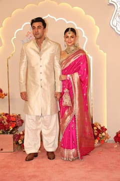 Anant Radhika Wedding: लाल साड़ी में दिखीं विक्की की कैटरीना, गौरी संग पहुंचे शाहरुख खान, रणबीर का हाथ थाम आलिया ने यूं दिए पोज