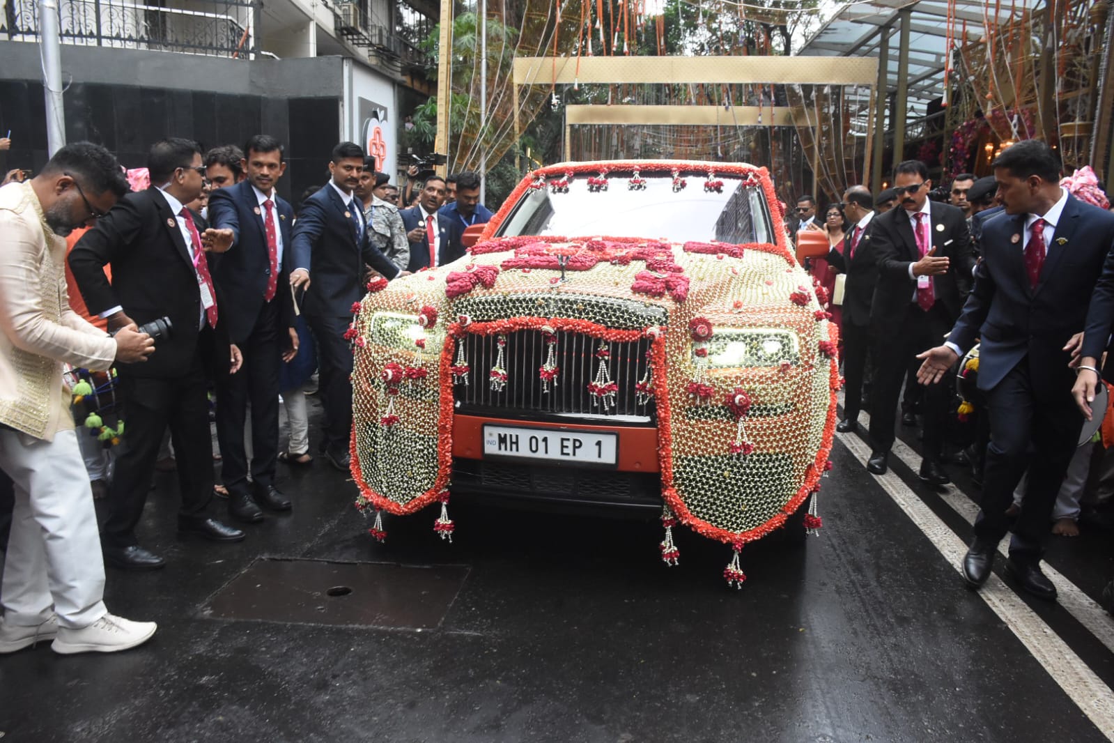 Anant Radhika Wedding: वर्ल्ड जियो सेंटर पहुंची अनंत अंबानी की बारात, इस शुभ घड़ी में राधिका संग लेंगे सात फेरे