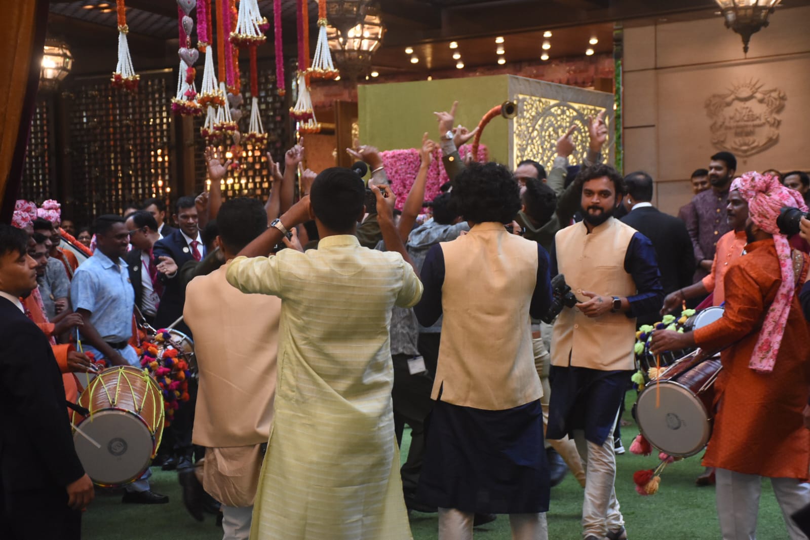 Anant Radhika Wedding: वर्ल्ड जियो सेंटर पहुंची अनंत अंबानी की बारात, इस शुभ घड़ी में राधिका संग लेंगे सात फेरे