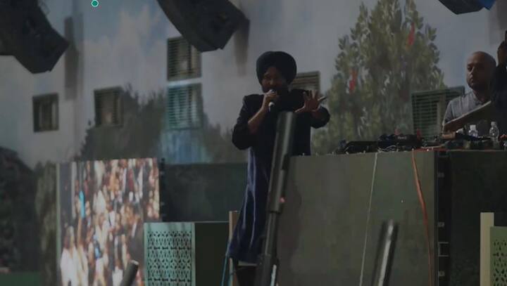 Punjabi singer Bhupinder Babbal is seen performing at the wedding.