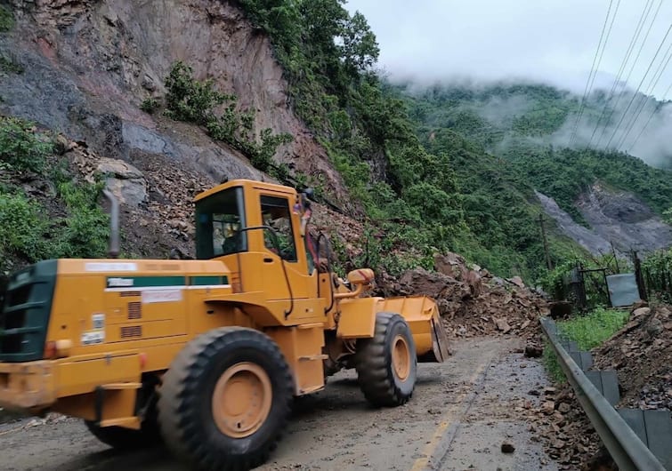 Two buses washed away in trishul river due to landslide in nepal નેપાળમાં ભૂસ્ખલનના કારણે ત્રિશૂલ નદીમાં બે બસ તણાઈ, 60 મુસાફરો હતા સવાર  