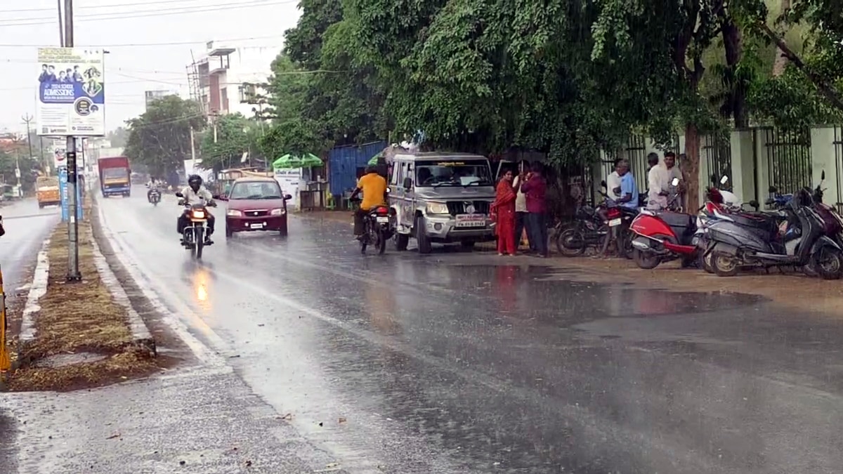 திண்டுக்கல், தேனி மாவட்டத்தில் பெய்த திடீர் மழையால் மக்கள் மகிழ்ச்சி