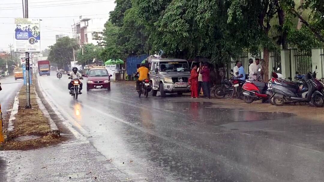 திண்டுக்கல், தேனி மாவட்டத்தில் பெய்த திடீர் மழையால் மக்கள் மகிழ்ச்சி