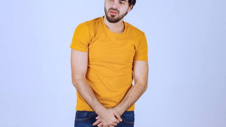 जिन लोगों को छाती में अक्सर दर्द रहता है. यह हार्ट अटैक में ही नहीं बल्कि दर्द दाईं और बाईं दोनों तरफ भी हो सकता है. उन्हें ईसीजी और हार्ट हेल्थ से जुड़ी कई सारी समस्याएं हो सकती है. सीने में दर्द होना अक्सर हार्ट से जुड़ी बीमारी नहीं हो सकती है.