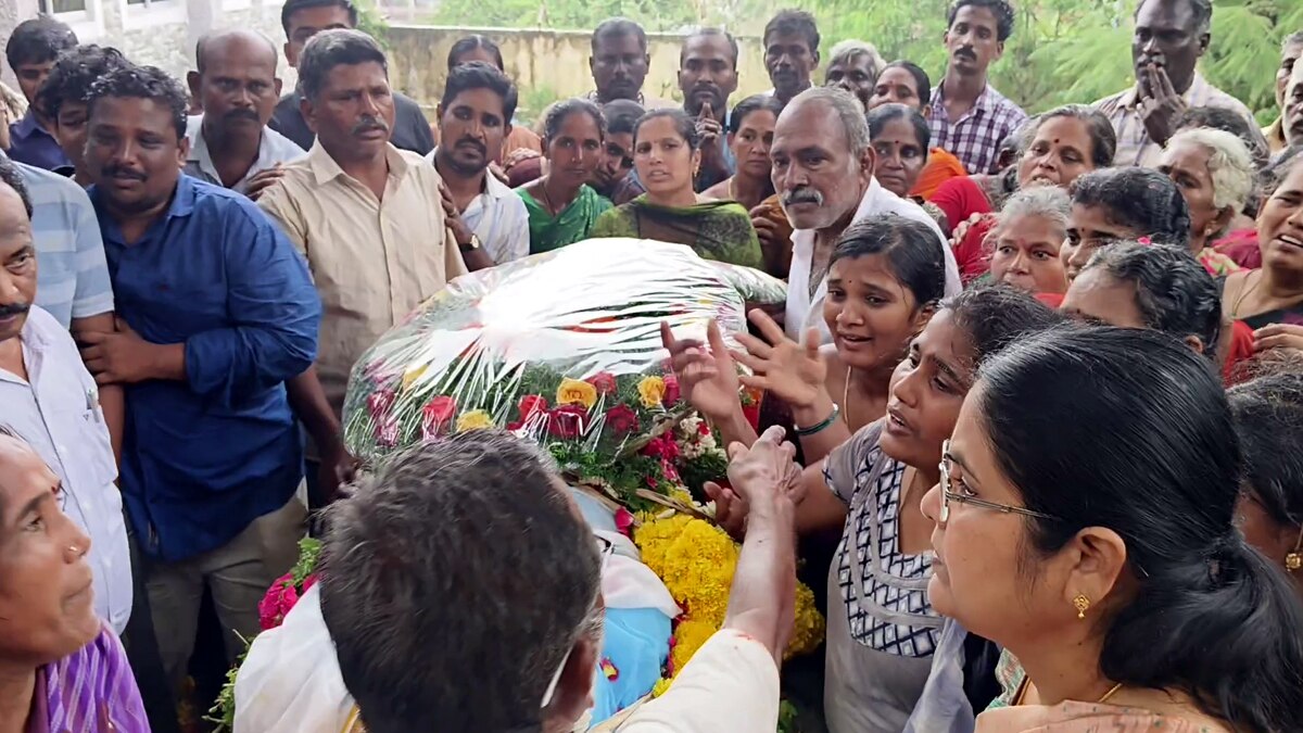 உறுப்புதானம் செய்தவரின் உடலுக்கு அரசு மரியாதை; குடும்பத்தினருக்கு  திண்டுக்கல் ஆட்சியர் ஆறுதல்