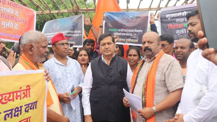 Free Vishalgarh from unauthorized mosque construction Agitation at Azad Maidan in Mumbai विशाळगडाला अनधिकृत मशीद बांधकामापासून मुक्ती द्या; मुंबईतील आझाद मैदानावर धरणे आंदोलन