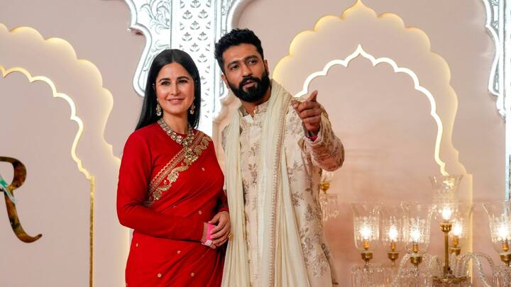 লাল শাড়িতে অপরূপা ক্যাটরিনা কইফ, পাশে ভিকি কৌশল যেন কমপ্লিমেন্ট করছেন তাঁর পোশাককে। অম্বানিদের বিবাহ অনুষ্ঠানে হাতে হাত রেখে হাজির হলেন ভিকি কৌশল ও ক্যাটরিনা কইফ।