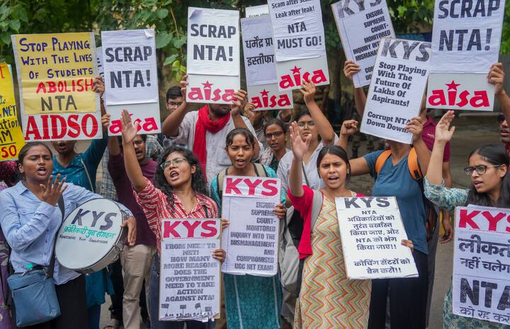 जैसे-जैसे ज्यादा छात्रों को परीक्षा के लीक के बारे में पता चलता है, रिजल्ट का कर्व विकृत होता जाता है. इसका मतलब ये है कि ज्यादा और कम नंबर प्राप्त करने वाले छात्रों की संख्या में वृद्धि होती है. वहीं, बीच के नंबर हासिल करने वाले छात्रों की संख्या कम होती है.