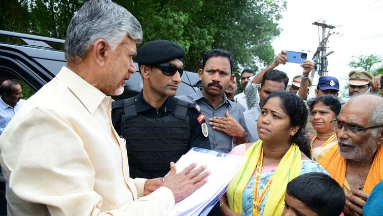 Amaravati News Chandrababu stops his canvoy and mingle with villagers while going to AP Secretariat Chandrababu News: చంద్రబాబు పెద్దమనసు! సెక్రటేరియట్ వెళ్తుండగా సడెన్‌గా ఆగిన కాన్వాయ్