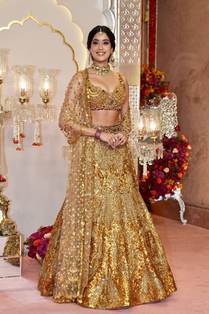 Janhvi Kapoor looks beautiful in golden lehenga.