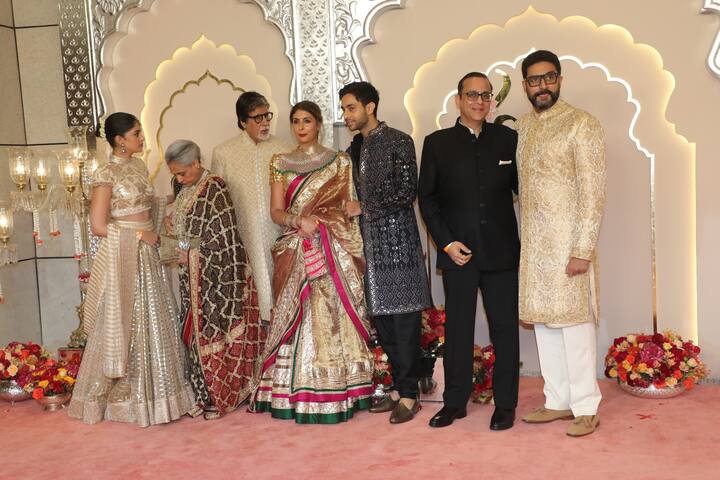 Entire Bachchan clan except Aishwarya and Aradhya pose together for the photos.