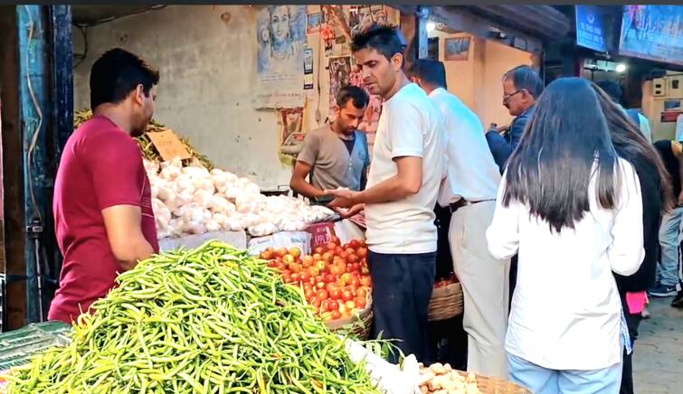 Himachal Vegetable And Fruit Price Hike Know prices Inflation ann हिमाचल में बढ़ते दामों ने बिगाड़ा आम आदमी का बजट, जानें क्या है फल-सब्जियों की कीमत?