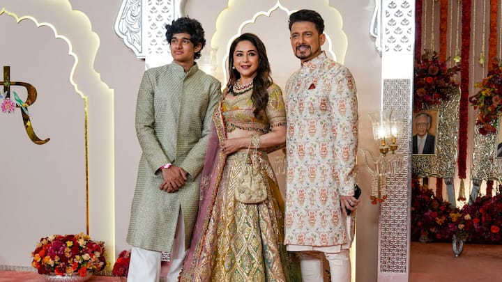 সপরিবারে মাধুরী দীক্ষিত নেনে। স্বামী ও পুত্রকে নিয়ে লেহঙ্গায় অম্বানিদের বিয়ে অনুষ্ঠানে ঝলমলিয়ে উঠলেন এই এভারগ্রীন নায়িকা।