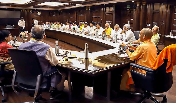 इस बीच, सियासी गलियारों में यह भी कहा गया कि बीजेपी आठ सीटों पर यूपी विधानसभा का उप-चुनाव लड़ेगी, जबकि 10 में से सिर्फ दो सीटें ही वह सहयोगियों को देगी.