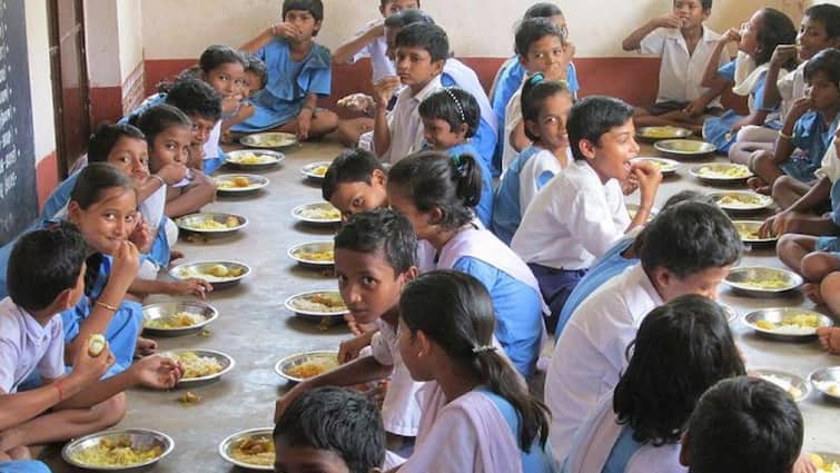 Telangana Model School Lizard in Upma Education Ministry Says Serious Action Taken Against Officials Telangana News: तेलंगाना में सरकारी स्कूल के खाने में मिली छिपकली, अधिकारियों पर गिरी गाज, केंद्र सरकार ने दी सफाई