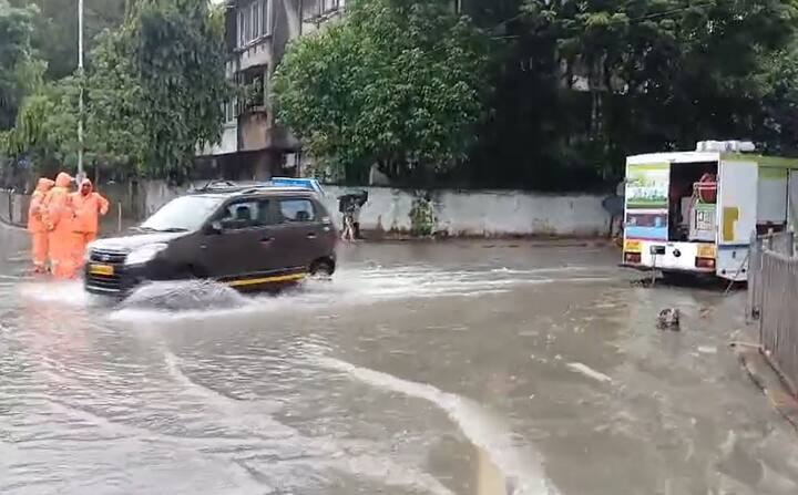 सध्या मुंबईसह (Mumbai) परिसरात पहाटेपासूनच मुसळधार पाऊस पडत आहे. पावसाचा जोर वाढल्यानं लोकलच्या वाहतुकीवर परिणाम (Impact on local Train Services) झालाय.
