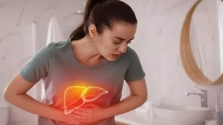 Liver Damage Signs: લીવર ખરાબ થવા પર શરીરમાં જોવા મળે છે આ શરુઆતી લક્ષણો, જાણો