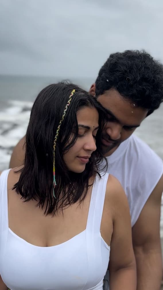 ఇనయా ఇక చాలు, ప్రియుడితో చెప్పులు మోయించిన బిగ్ బాస్ బ్యూటీ