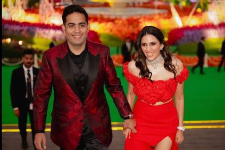 देश के सबसे बड़े बिजनेसमैन मुकेश अंबानी के बड़े बेटे आकाश अंबानी हर आउटफिट में हैंडसम लगते हैं.