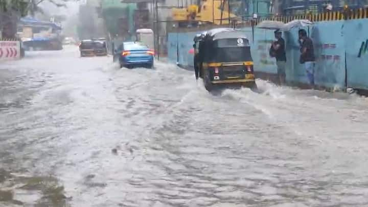 हवामान विभागानं दिलेल्या इशाऱ्यानंतर मुंबईसह (Mumbai) परिसरात पहाटेपासूनच मुसळधार पाऊस पडत आहे.